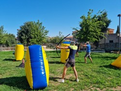 joueurs de archery au soleil en pleine mission