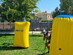 une équipe d'archery qui joue un scénario sur un terrain