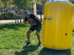 une équipe d'archery qui joue un scénario sur un terrain