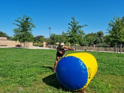 joueuse archery derrière une structure gonflable