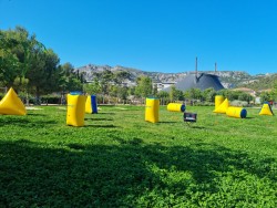 une équipe d'archery qui joue un scénario sur un terrain